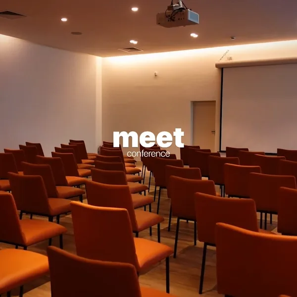 meet, the conference room set in theatre style